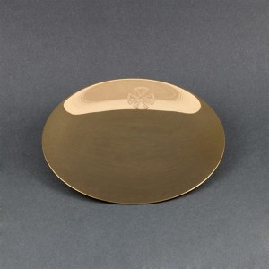 Patène de petit taille, lisse, en laiton doré (id: 304)