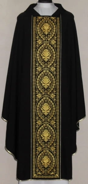 Chasuble avec une bande brodée. (id: 700)F