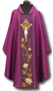 Casule ricamate con l'immagine di Gesù Cristo crocefisso- tessuto di damasco (id: 102)