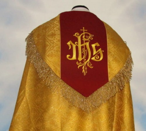Chape liturgique dorée - tissu brocart 2.jpg