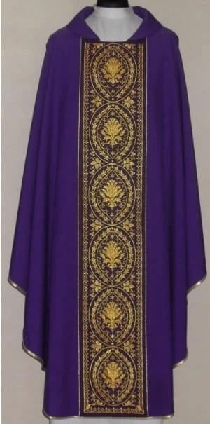 Chasuble avec une bande brodée. (id: 700)C