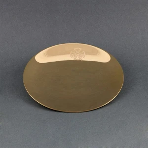 Patène de petit taille, lisse, en laiton doré (id: 304)