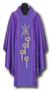 Casula in damasco con una banda di velour ricamata. (id: 218)