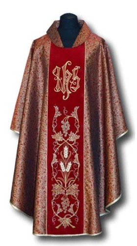 Chasuble avec une bande brodée. (id: 210)