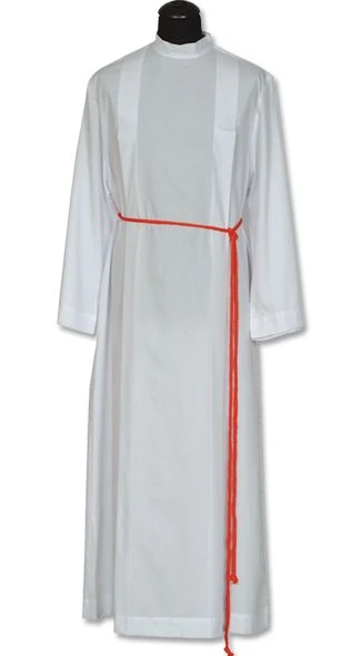 Aube servent d'autel avec plis et col droit.