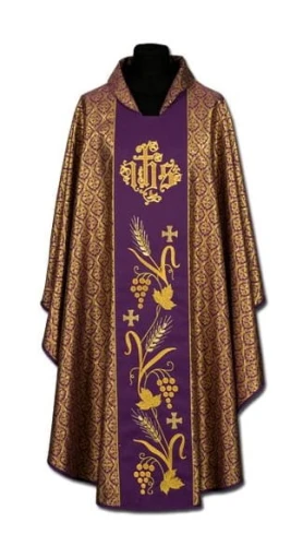 Chasuble avec une bande brodée. (id: 200)