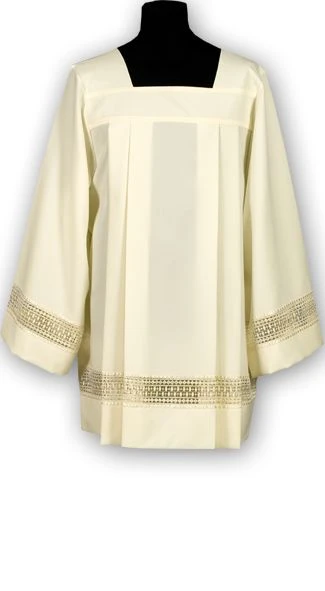 AS67 Surplis ivoire - crêpe avec dentelle insérée. (id: 640)