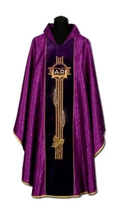 Casula in damasco con una banda di velour ricamata. (id: 216)