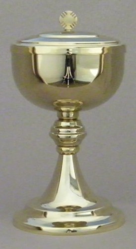 Ciboire en métal doré avec noeud. 
