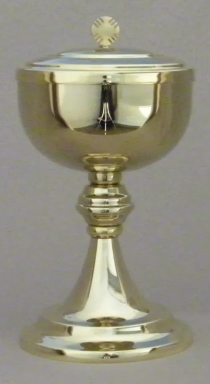 Ciboire en métal doré avec noeud. 