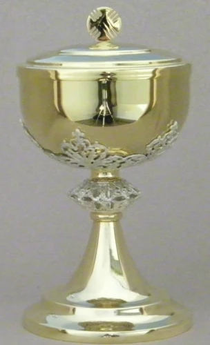 Ciboire doré avec une riche décoration - argenté. 