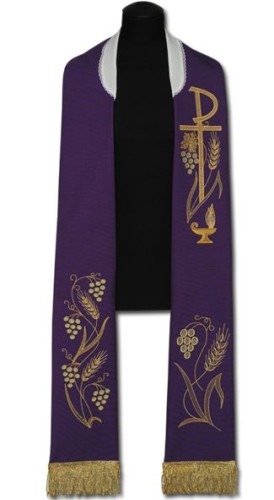 Étole liturgique violette brodée.