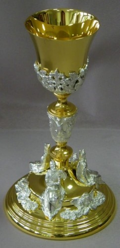 Calice eucharistique décoré avec des figures