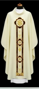Chasuble avec une broderie en forme convexe (id: 687)