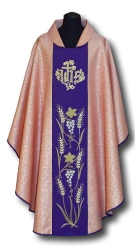 Chasuble avec une bande brodée. (id: 211)