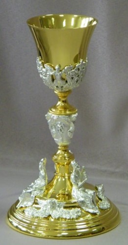 Calice eucharistique décoré avec des figures